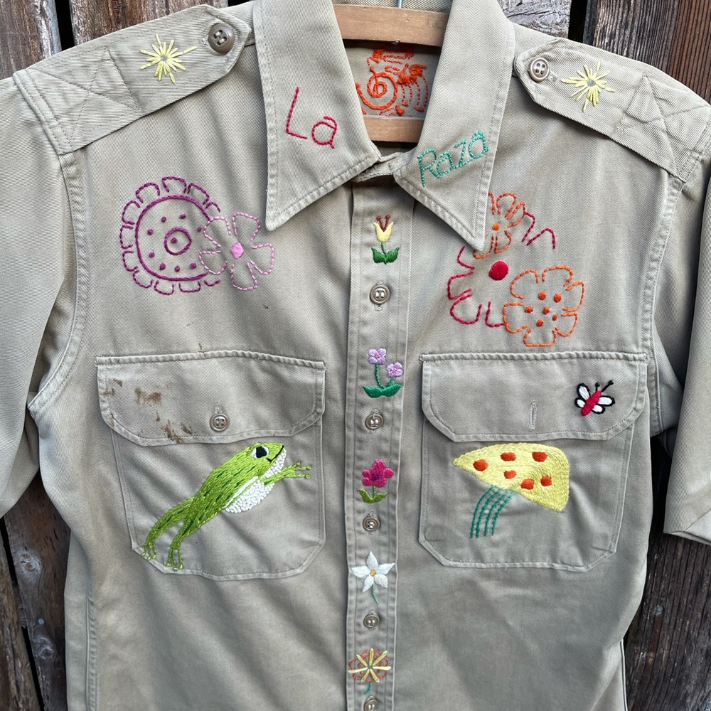 Vintage Embroidered Work Shirt La Raza Folk Art Handmade Frog Flowers Unique - Picture 4 of 8